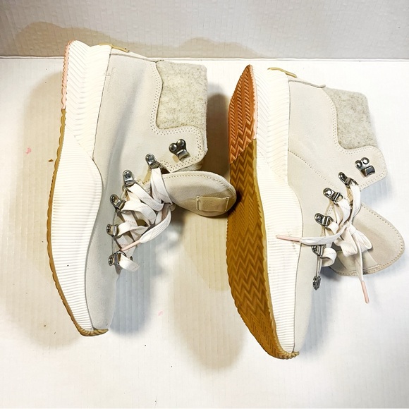 Sorel Boots Out and About III Conquest in Chalk & Sea Salt Sz 11 EUC w/ Box - Picture 9 of 16